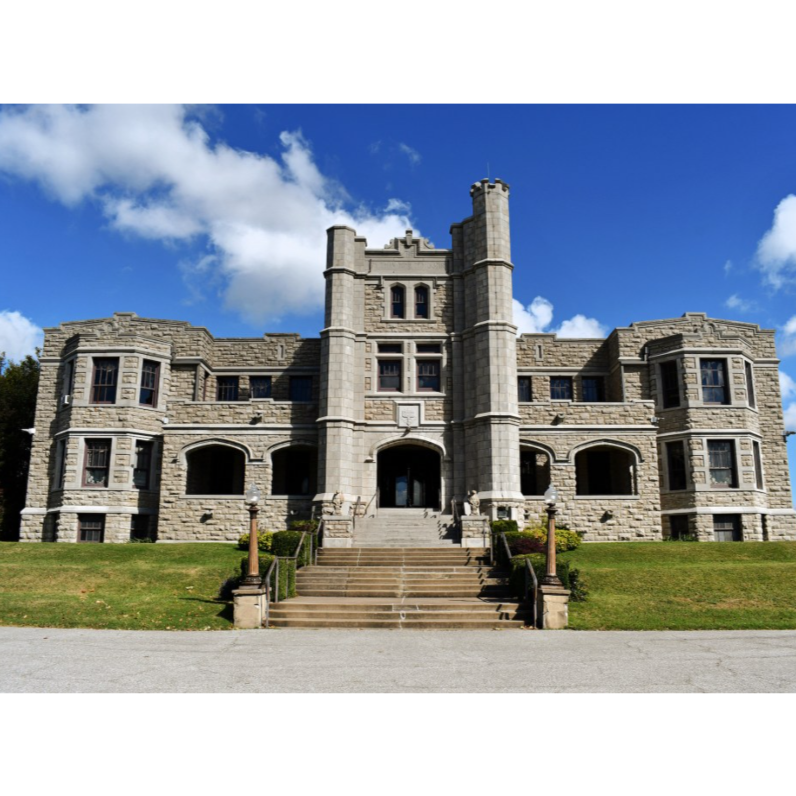 Missouri Mayhem: Mystery & Murder with Mindy & Megan!