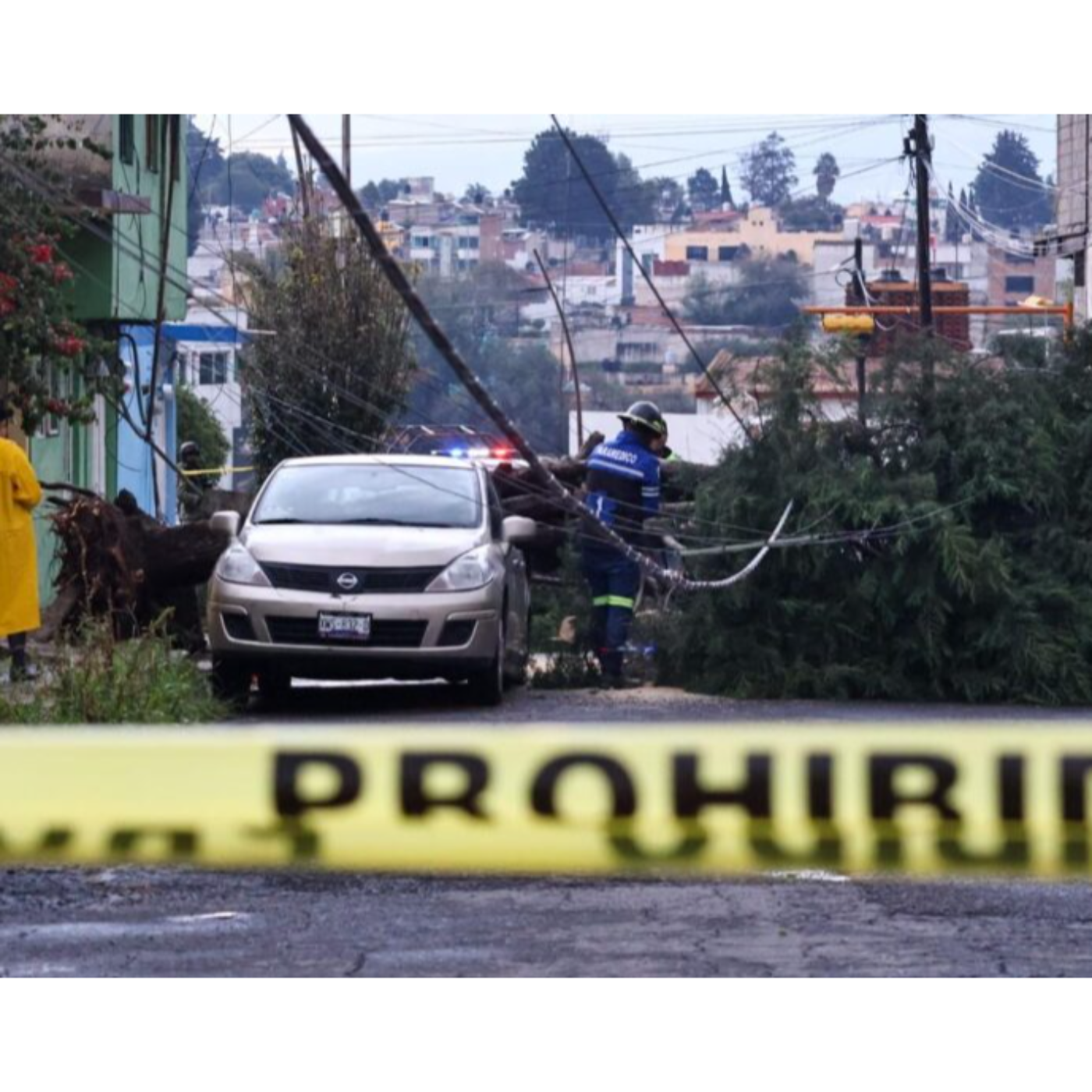 GRANIZADA PROVOCA CAOS EN TLAXCALA: VEHÍCULOS VARADOS, ÁRBOLES CAÍDOS Y CORTES DE LUZ 🌨🚧⚠️