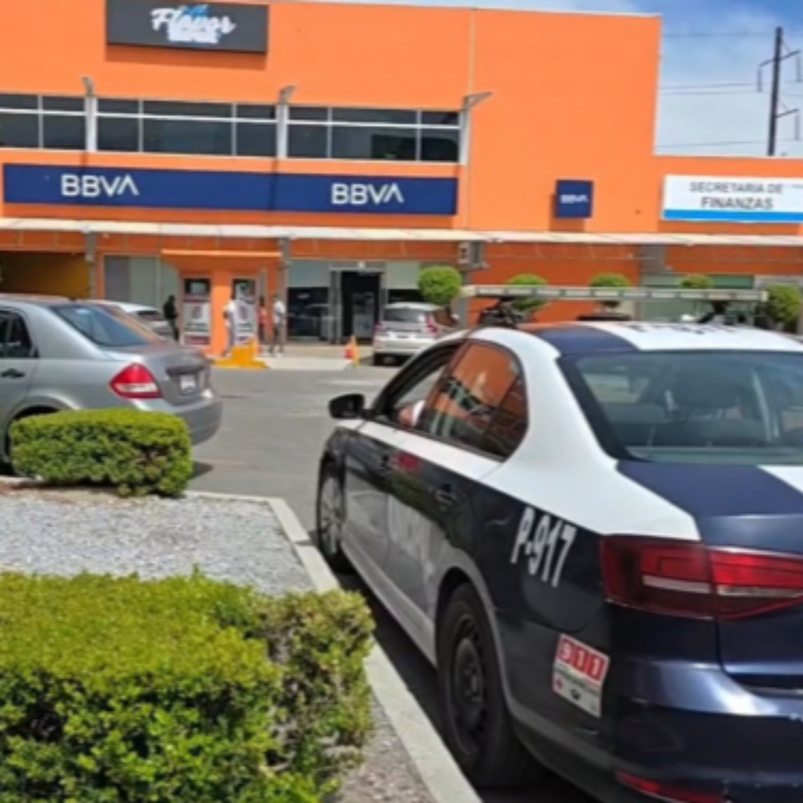 ASALTAN A EMPLEADOS DE GASOLINERA DENTRO DE SUCURSAL BANCARIA EN CHIAUTEMPAN 💸🔫🏃‍♂️