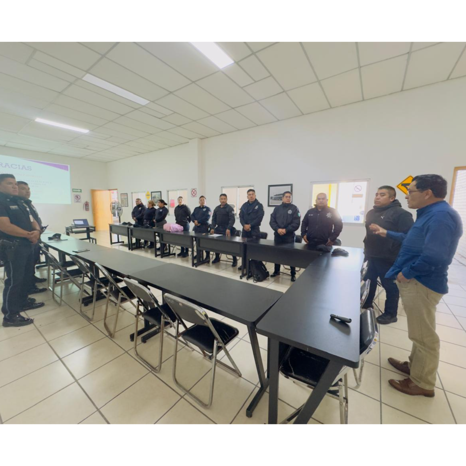 SMyT “REFUERZA” SEGURIDAD VIAL CON CAPACITACIÓN A POLICÍAS… PERO LA REALIDAD EN LAS CALLES SIGUE LLENA DE RIESGOS 🚧🚨🚗