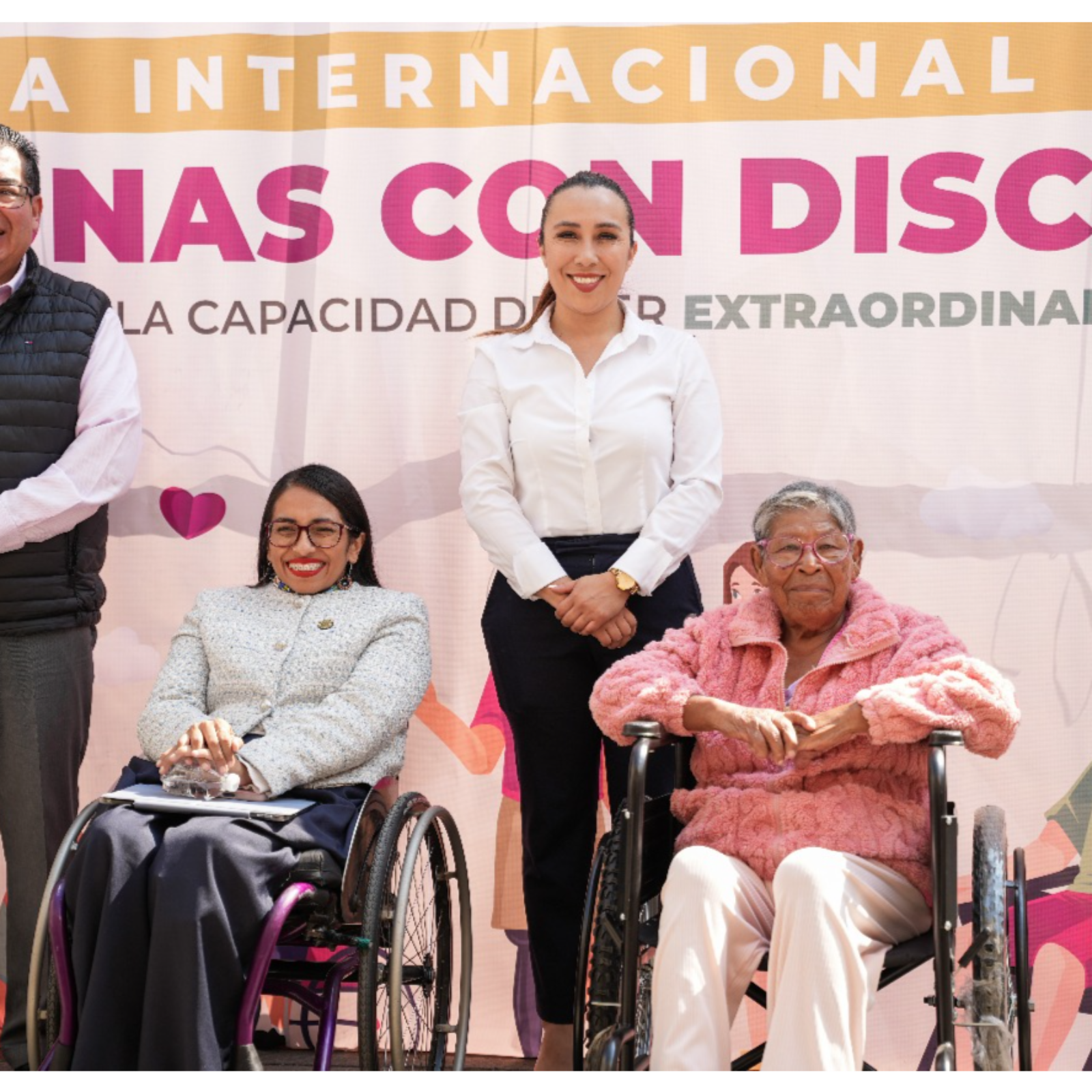 TLAXCALA ENTREGA 50 APARATOS FUNCIONALES A PERSONAS CON DISCAPACIDAD  El Ayuntamiento de Tlaxcala, a través del Sistema Municipal DIF, realizó la entrega de 50 aparatos funcionales como parte de las acciones conmemorativas del Día Internacional de la