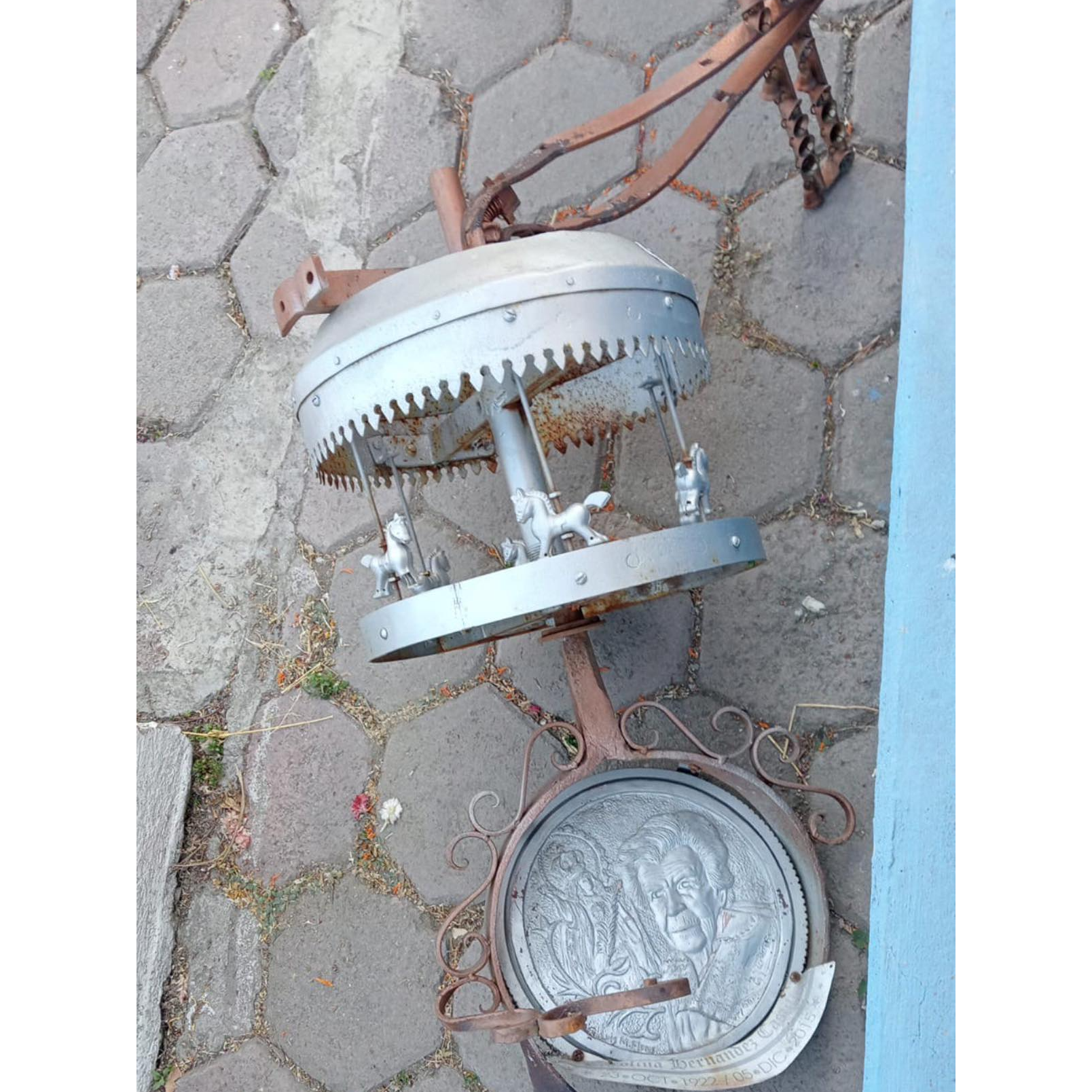 HUAMANTLA: DESTRUYEN Y ROBAN CRUCES ARTÍSTICAS EN EL PANTEÓN MUNICIPAL; UNA PROFANACIÓN QUE INDIGNA A LA COMUNIDAD 😡🕯️⚰️