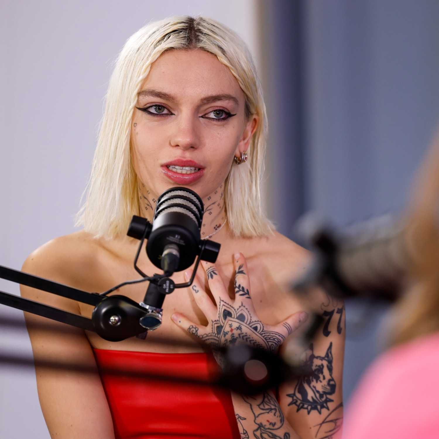 July Jones: Ko sem dojela, da so mi všeč punce, sem začela jokati - z Evo Mavrič