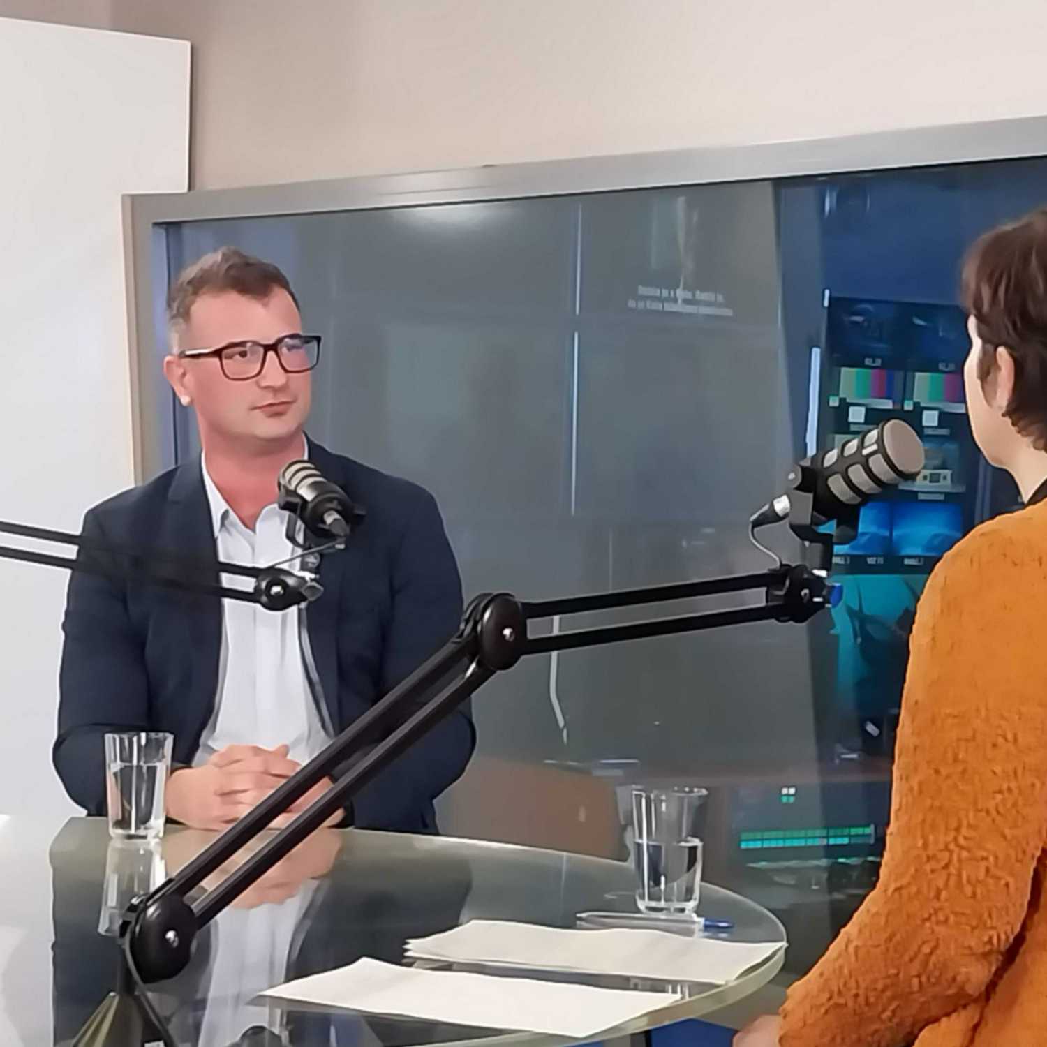 Ko se babica zaljubi v postavnega vojaka na misiji in zanj porabi vse prihranke - s Saro Volčič