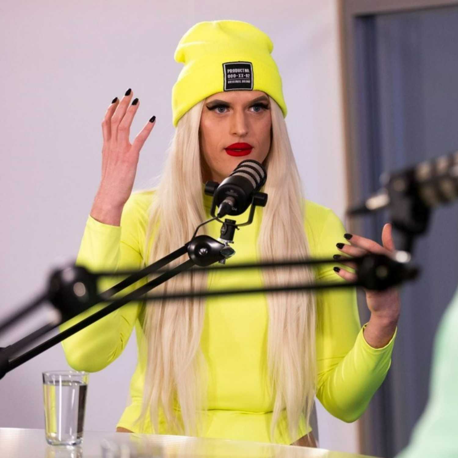 Jenna D: Zanimivo, kako se ljudje potrudijo, da ti napišejo nekaj izvirno grdega - z Evo Mavrič