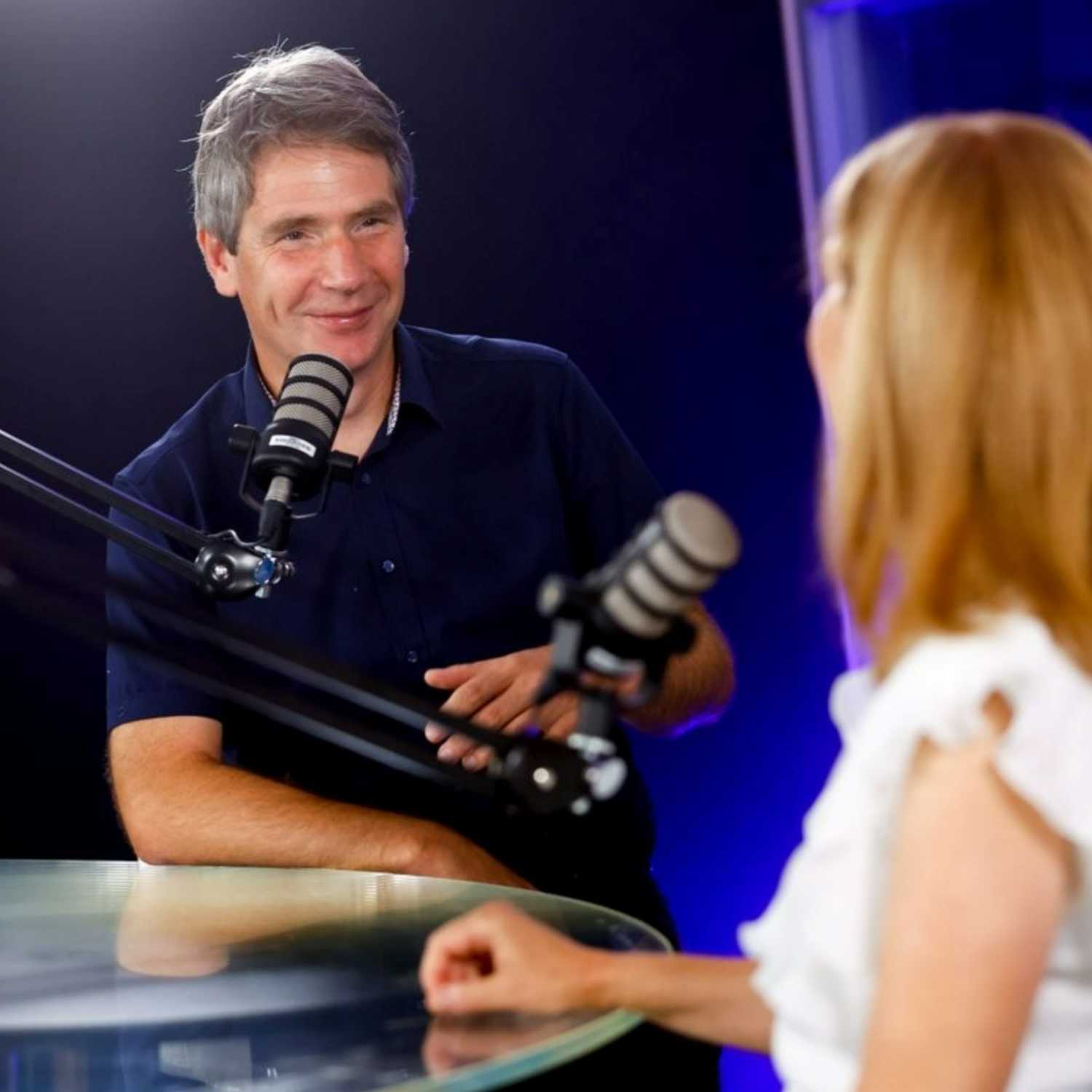 Novinar v osrčju moči in vpliva: iz samostana in dekliške šole do vladarjev Evrope - z Alenko Arko