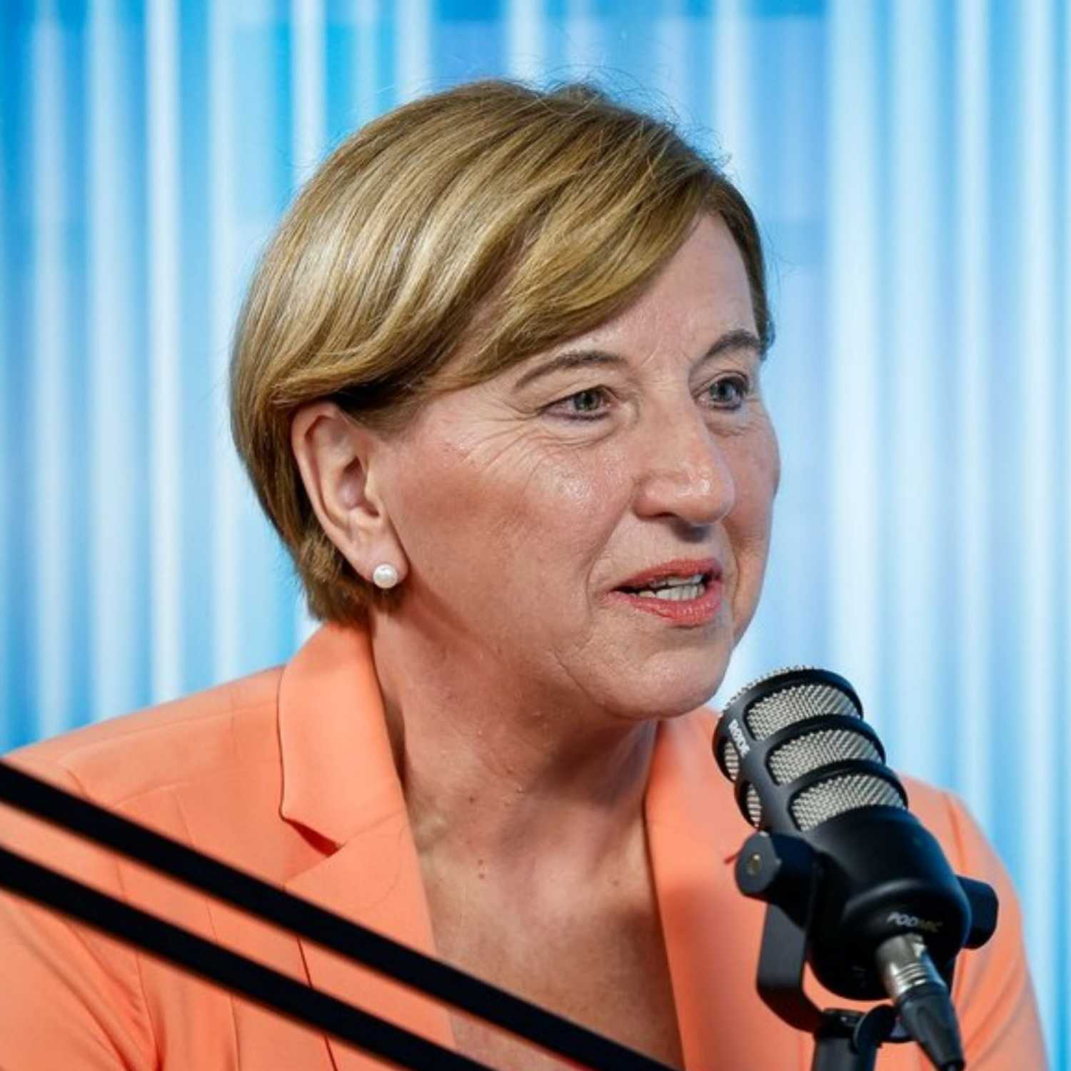 Poslanka, ki jo najbolj napadajo v 'lastnih' vrstah - z Alenko Arko