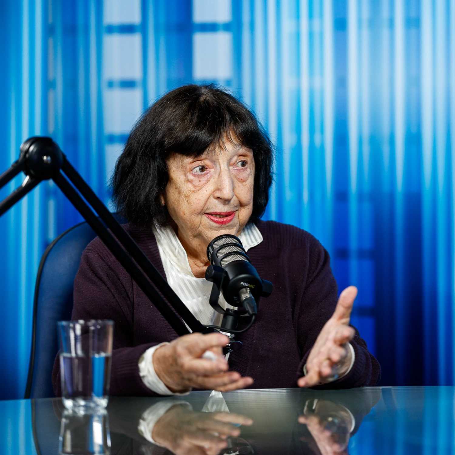 Anica Mikuš Kos, zdravnica, ki pri 88 še pomaga otrokom v vojni - z Alenko Arko