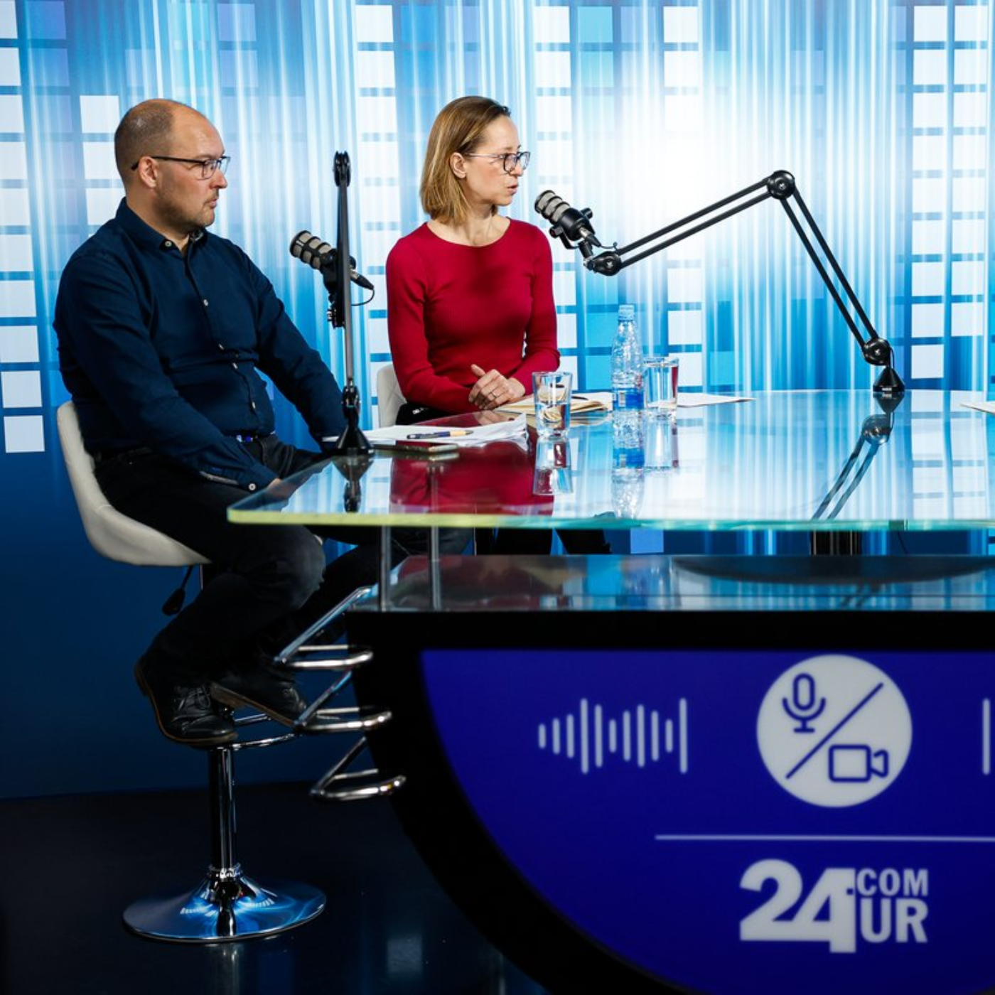 'Poslancem bi morali bolj gledati pod prste, kako glasujejo' - z Alenko Arko