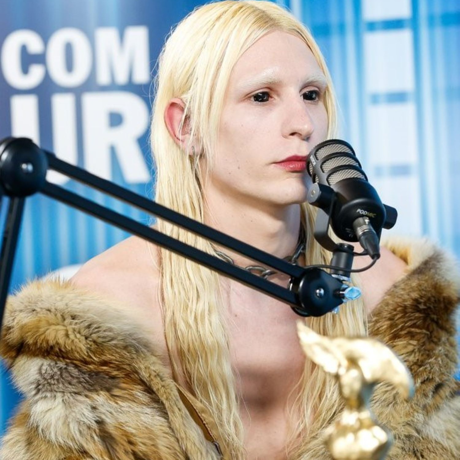 Nebinarni model: Dejali so, da mi zaradi videza ne bo nikoli uspelo - s Simonom Vadnjalom