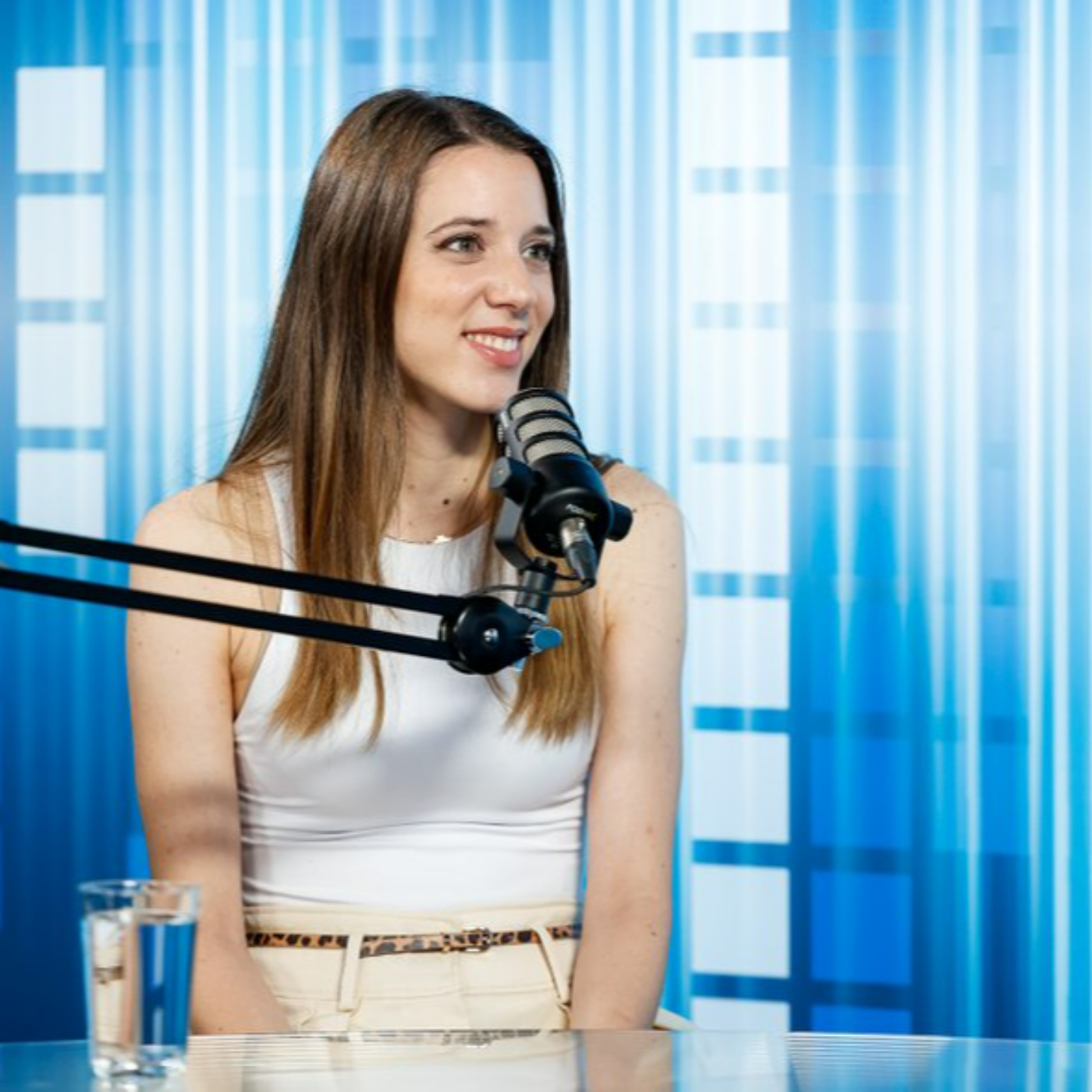 Monika Avsenik: Včasih se raje predstavim brez priimka - s Kajo Ahčin