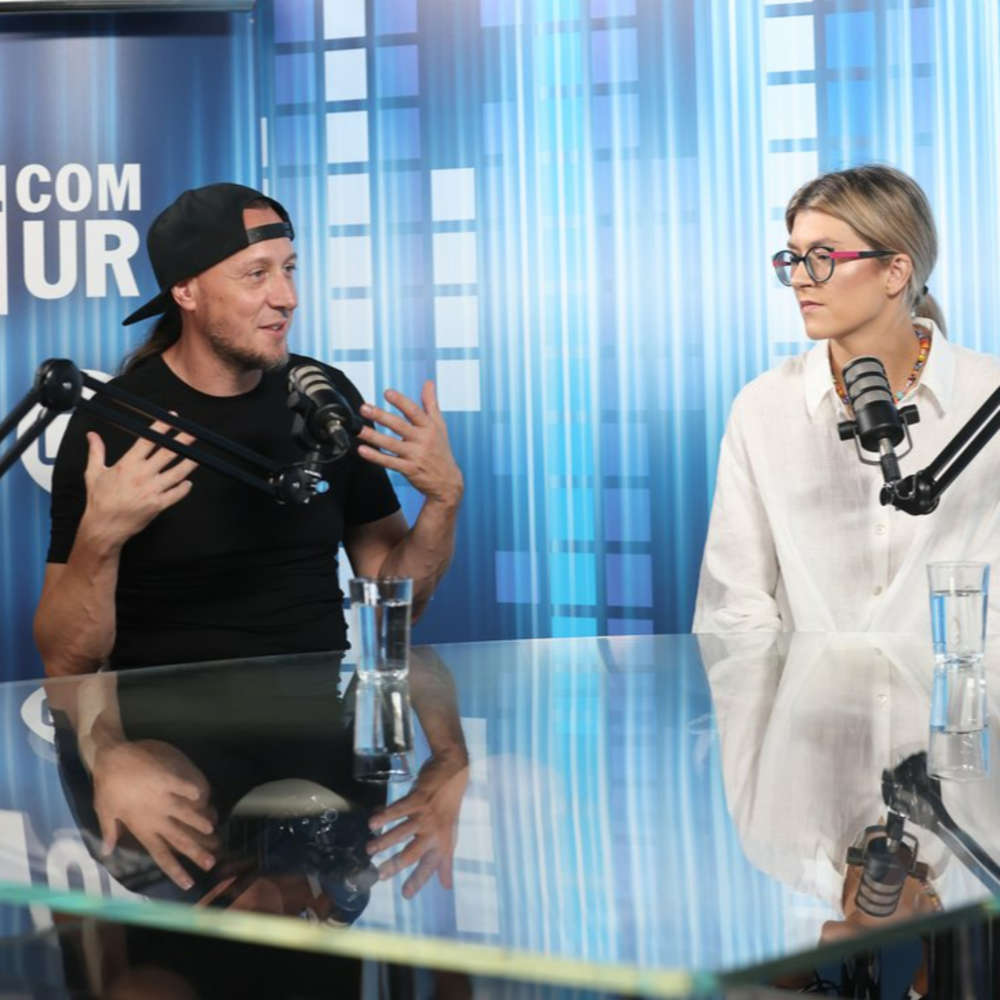 Bobnar skupine Elvis Jackson o starševstvu: To, kar imava zdaj, je rokenrol - s Klavdijo Zver