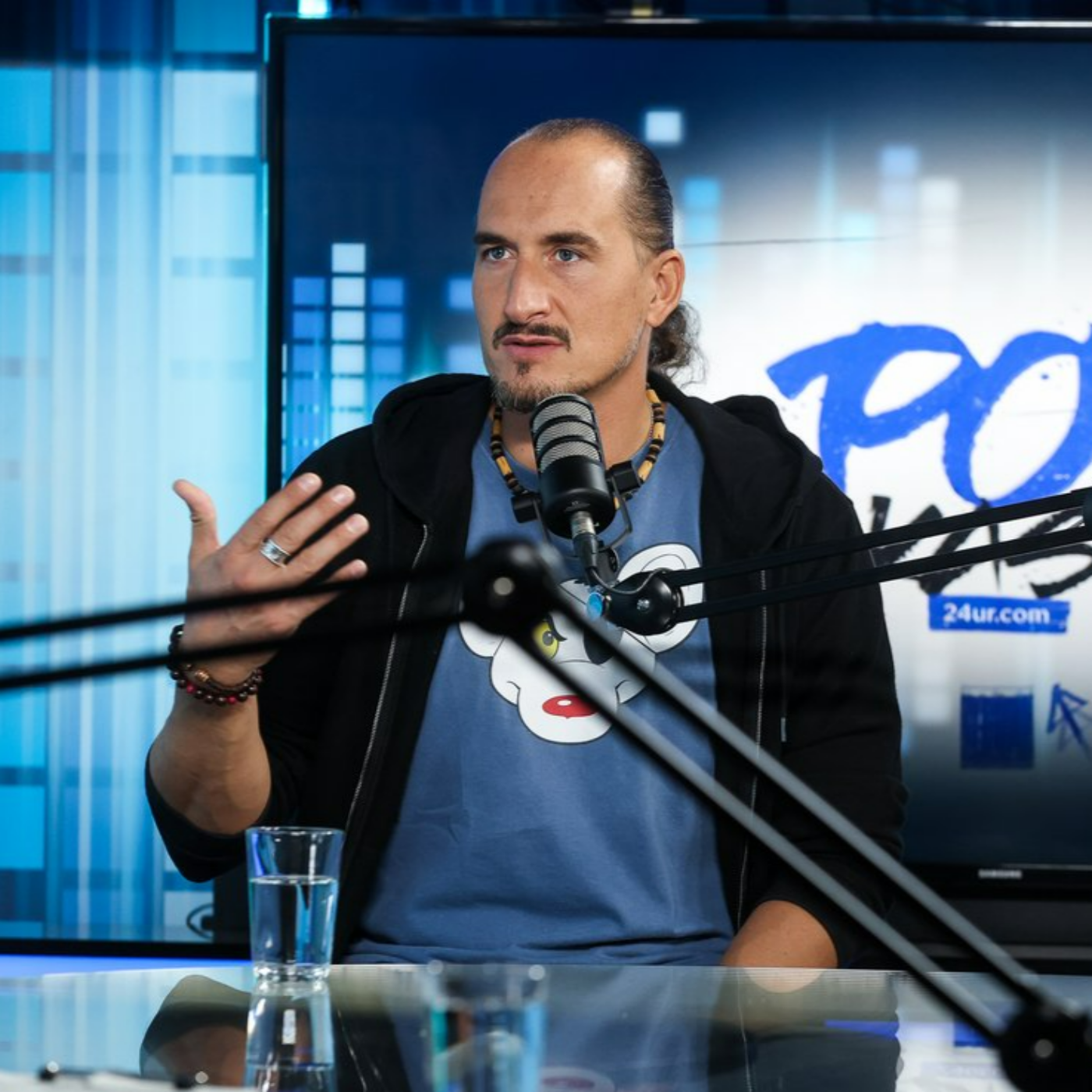 'Janše, Golobi, Hojsiči so naši aristokrati, češ nedotakljivi' - s Simonom Vadnjalom