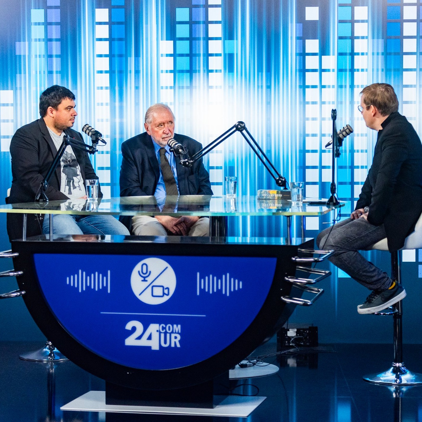 Politična analiza – komu ali čemu se približuje Golobova vlada? - z Anžetom Božičem