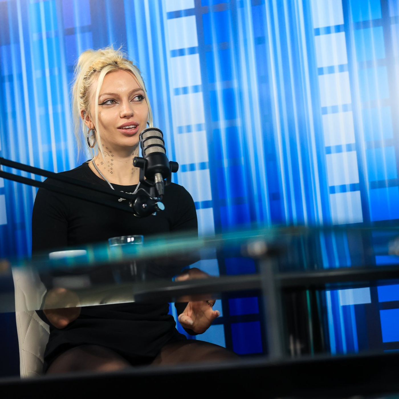 Je July Jones preveč drzna za slovensko občinstvo? - z Evo Mavrič