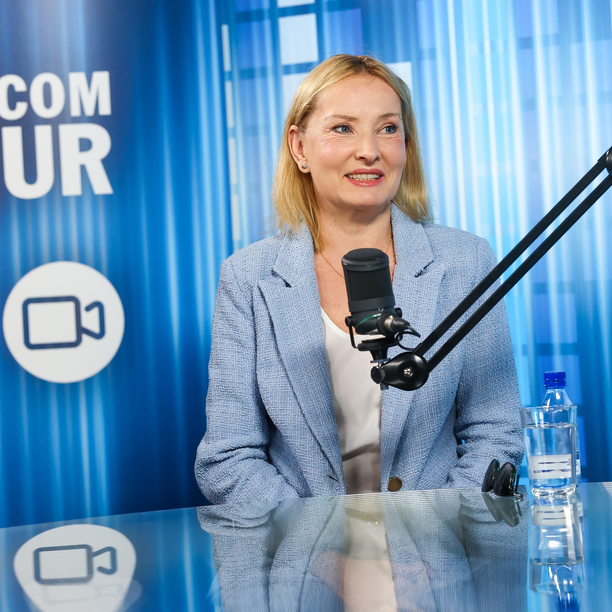 Tanja Ribič: Humor je sladek premaz čez grenko tableto resnice - s Kajo Ahčin