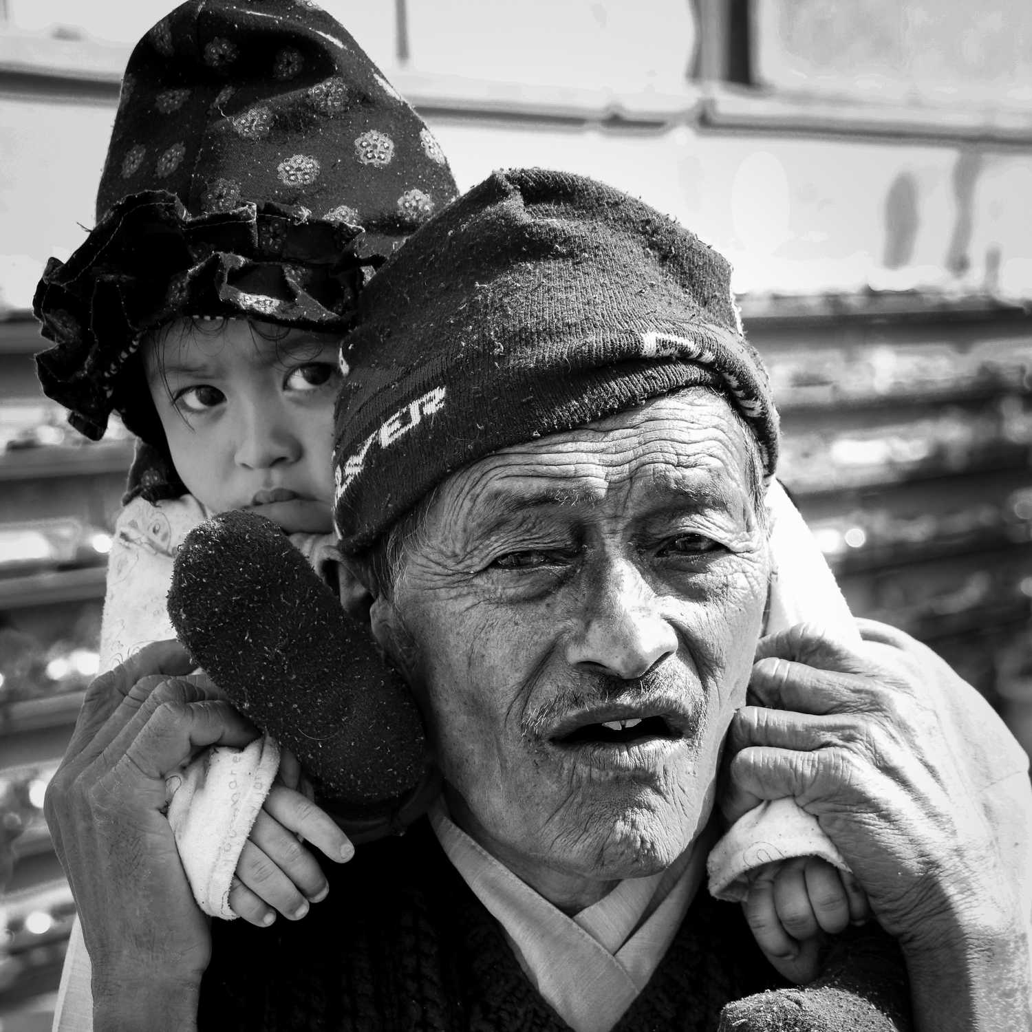 نظرية التعلق - كيف تؤثر السنوات الاولى من عمرنا  على سلوكنا العاطقي للأبد 