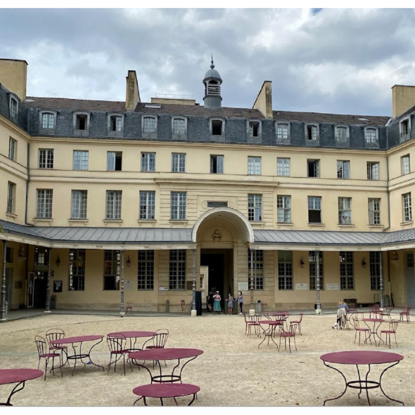 The Irish Cultural Center in Paris episode artwork